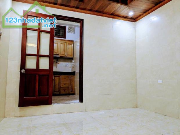 Bán nhà tập thể 60m2 tầng 1 cách 15m ra đường Láng ô tô đỗ cửa ở, cho thuê kinh doanh tốt - 2