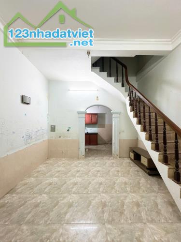 Bán nhà Tam Trinh giá 3.3 tỷ, diện tích 30m2, 3 tầng, mặt tiền 7.5m - 3