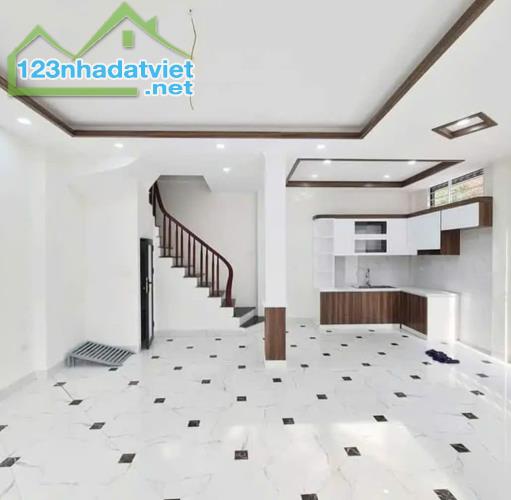 SIÊU HIẾM! BÁN 🏠NHÀ DÂN XÂY PHỐ TRẠM -LONG BIÊN – 40M², 5 TẦNG, GIÁ NHỈNH 5TỶ, GẦN Ô TÔ