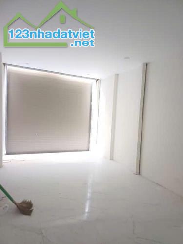 BÁN NHÀ LÔ GÓC TÂY SƠN - ĐỐNG ĐA - DT 42M2 x 4T - MT 3.3M - 13.2 TỶ - Ô TÔ DỪNG ĐỖ - 2