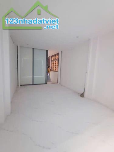 BÁN NHÀ LÔ GÓC TÂY SƠN - ĐỐNG ĐA - DT 42M2 x 4T - MT 3.3M - 13.2 TỶ - Ô TÔ DỪNG ĐỖ - 4