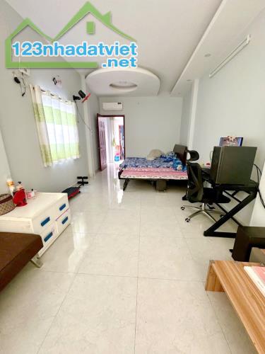 Nhà góc 3 tầng hẻm 8m thông đường Đặng Chất P3Q8. Giá 7.5 tỷ - 1