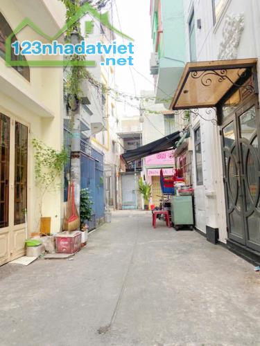 Bán nhà Cô Giang 30m2 hẻm 3,5m cách MT 1 căn – Giá 6,5 Tỷ tl.