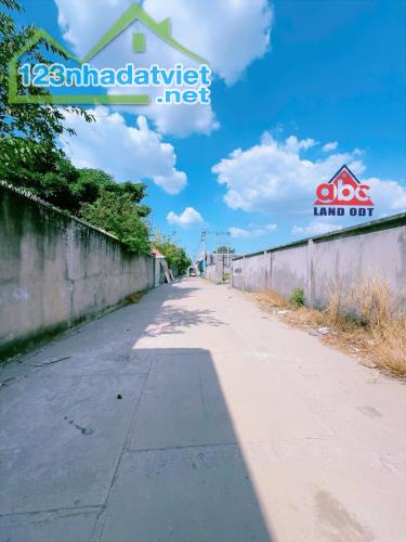 D443 
**Cần bán đất 2 sào 7 (2.700m²), xây dựng SKC, đã đóng thuế đầy đủ tại địa điểm - 2