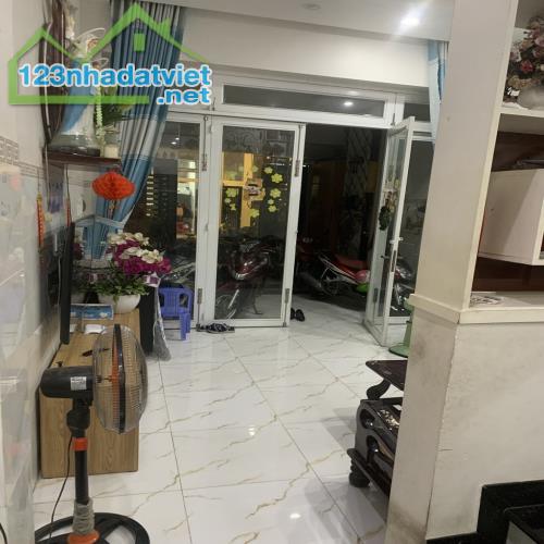 Bán nhà riêng tại đường Tây Hòa, Quận 9 _ Chỉ có 4 ti---_ 2 tầng 2 pn _ 70 m2 ( 7 x 10 )_ - 2