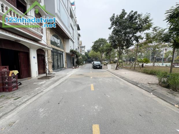 Chú tôi cần bán 90m2 đất TĐC Giang Biên - Khổ siêu đẹp - View vườn hoa lớn - 2