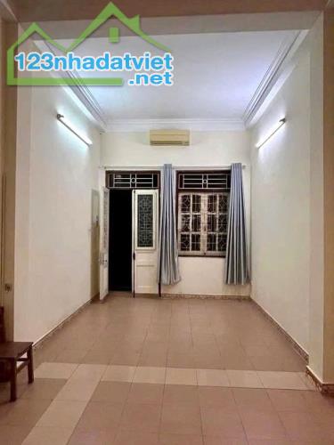 Cho thuê nhà ngõ 243 Tam Trinh, 60m2, 2.5 tầng, 3 ngủ, chỉ 8.5tr