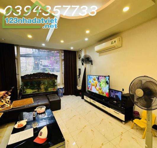 GẤP! Cần bán nhà Trung Hòa, 42m², thang máy, 3 mặt thoáng sáng, 9.55 tỷ