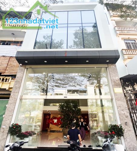 Bán Nhà Mặt Phố Trúc Bạch, Ba Đình DT 97m2 x MT:4,8m, Giá Rẻ.