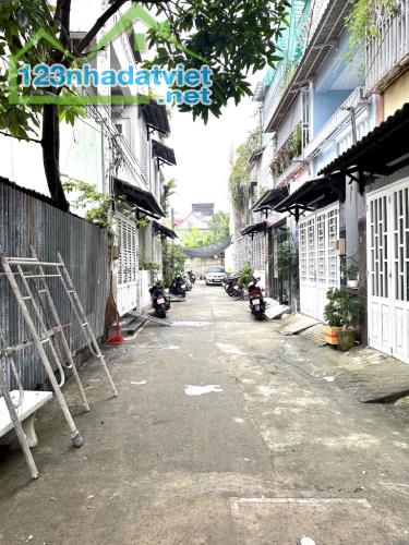 NHÀ 3 TẦNG, MỚI ĐẸP Ở NGAY, HẺM XE HƠI VÀO NHÀ, ĐỐI DIỆN VẠN PHÚC CITY, 60m2, CHỈ 6,2 TỶ.