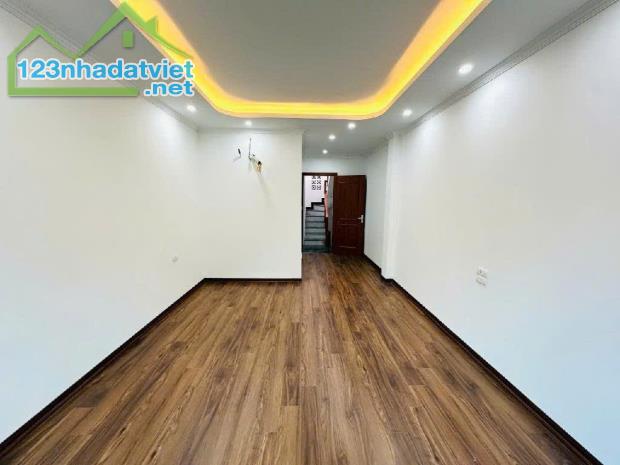 CHỦ GIẢM SÂU 350 TRIỆU. BÁN NHÀ PHỐ TÂN MAI, Q. HOÀNG MAI 40M × 5T. CHỈ 5 TỶ 9 - 3