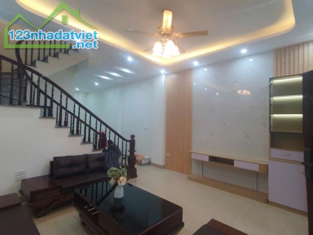 ÔTÔ ĐỖ CỬA_PHỐ LỆ MẬT_LONG BIÊN_VIEW CÔNG VIÊN. DT: 57m².  3 tầng.  Giá: 7,5tỷ - 2