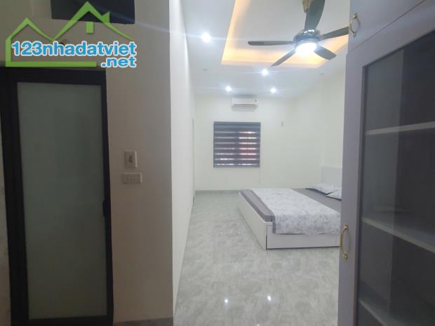 ÔTÔ ĐỖ CỬA_PHỐ LỆ MẬT_LONG BIÊN_VIEW CÔNG VIÊN. DT: 57m².  3 tầng.  Giá: 7,5tỷ - 3