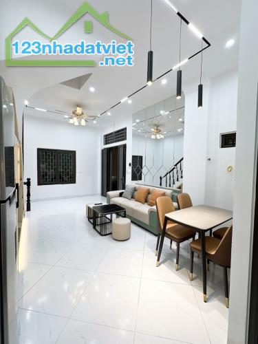 Bán nhà ngõ đường Tam Trinh, nhà á hậu, 40m2, giá trên 3 tỷ