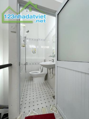 Nhà SHHC 4.4*11m/2lầu/4PN/3Toilet hẻm thông 39 Dạ Nam P2Q8 - 1