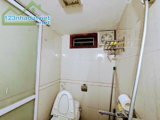 Bán nhà tập thể tầng 1 cách 15m ra phố Nguyễn Chí Thanh ôtô đỗ cửa 60m2 ở, cho thuê KD tốt - 4