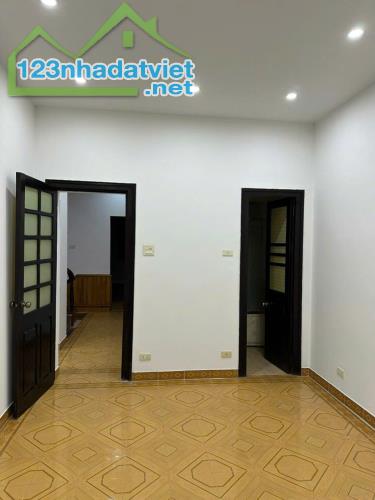 Bán gấp nhà cách 30m ra mặt phố Thành Thái 3 tầng 120m2 MT 7m ở, cho thuê kinh doanh tốt