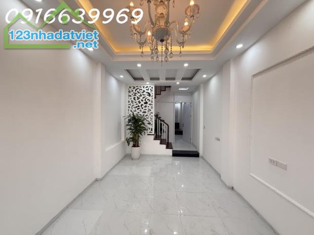 Bán nhà Đội Cấn, 45m², 5 tầng, 30m ra phố, ngõ rộng, chỉ hơn 9 tỷ!