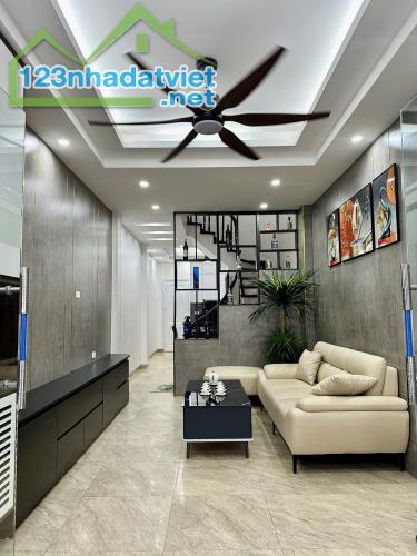 Nhà Mễ Trì, 40m2, 5 tầng, MT 4m, ô tô tránh, kinh doanh mọi mặt hàng, khu vực sầm uất.