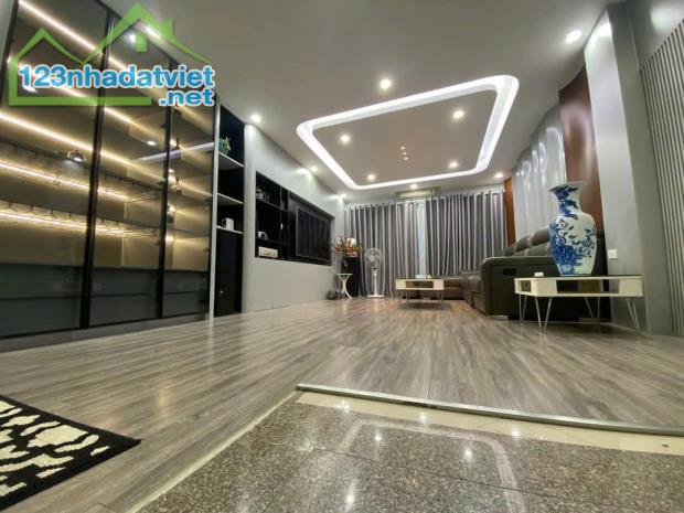 Hạ giá nhà đẹp phố Yên Hoa 48m2, 5 tầng tặng full nội thất tiền tỷ cận kề Hồ Tây