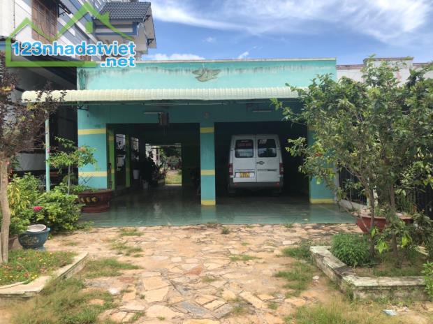 Bán biệt thự sân vườn 1500m2, mặt tiền QL1A, ngay UBND xã Bình Tân, Huyện Bắc Bình
