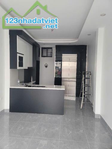 Bán nhà Phố Hào Nam, 5 Tầng Thang Máy, Gần Mặt Phố, 37mx5T, Giá: 8.5 Tỷ, Lh: 0396935190.