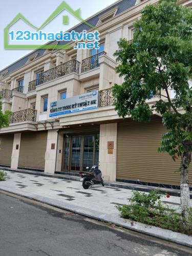 *Bán Hotel 7 tầng, đường Nguyễn Lộ Trạch (dòng tiền 90 triệu/th), dt 84m2, Giá 13 Tỷ