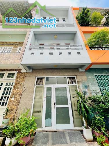 Bán nhà Hoàng Minh Giám, P.9, Phú Nhuận: 4,2 x 17, giá: 12,9 tỷ.