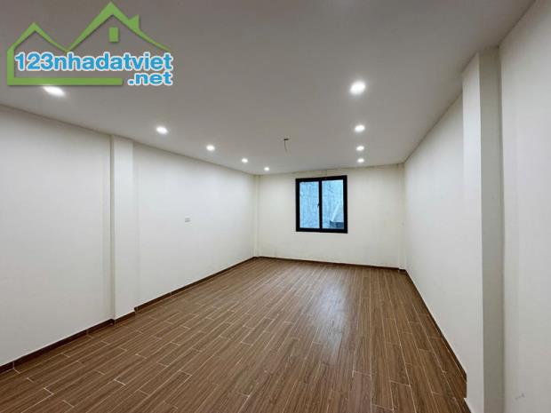 Chính chủ cần bán 80m2 nhà 5 tầng, thang máy tại ngõ 163 Nguyễn Văn Cừ. Đường 4m thông ô t - 2