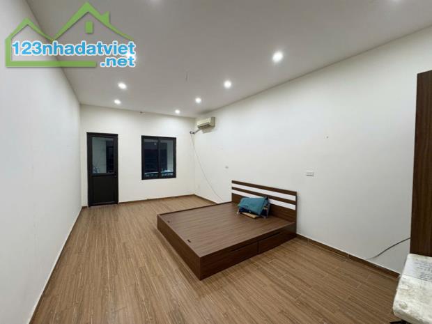 Chính chủ cần bán 80m2 nhà 5 tầng, thang máy tại ngõ 163 Nguyễn Văn Cừ. Đường 4m thông ô t - 4