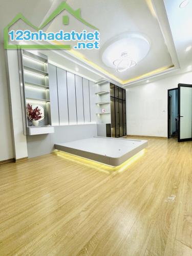 BÁN NHÀ MẶT PHỐ BỒ ĐỀ_KINH DOANH ĐỈNH CAO. DT: 37m².  5tầng.   Giá: 10,6tỷ - 2