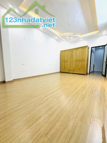 BÁN NHÀ MẶT PHỐ BỒ ĐỀ_KINH DOANH ĐỈNH CAO. DT: 37m².  5tầng.   Giá: 10,6tỷ - 3