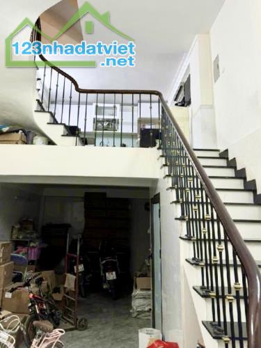 BÁN NHÀ KIM GIANG 42m2 5 TẦNG -Ô TÔ ĐỖ CÁCH 5 MÉT - CHỈ 6.x TỶ