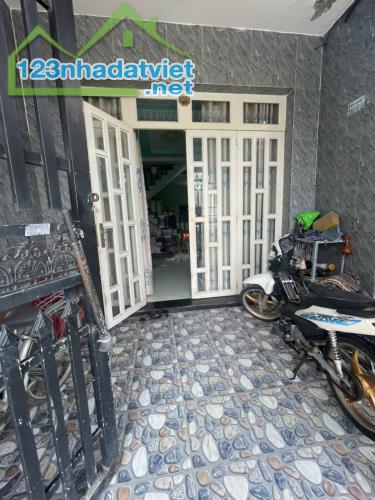Bán Nhà Gấp nhà 1 Lầu đường xe hơi, 4 x 18, 3PN. - 3