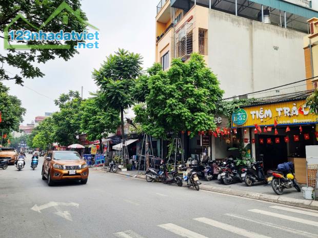 Bán nhà ngõ 42 Thịnh Liệt, 64m2, ô tô tránh, vỉa hè kinh doanh, 200tr.m2