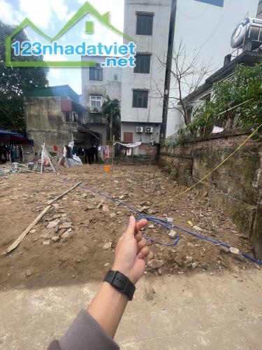 Bán  lô đất Hoa hậu Trường Lâm - Long Biên. Ô tô nhỏ đỗ cửa - Gần 100m ra mặt phố.