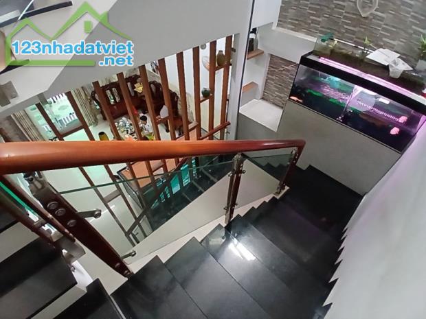 Gấp bán nhà Thủ Đức, gần Tăng Nhơn Phú, 3 tầng, giá 7.5 tỷ, dt 78m2.