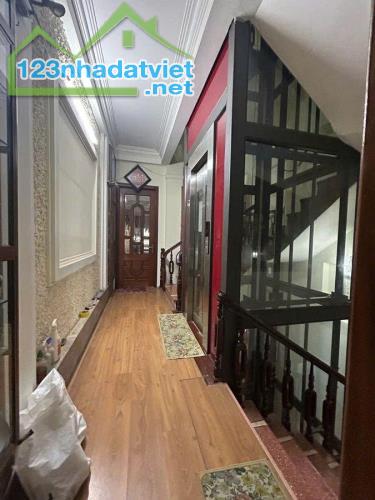 Hiếm nhà đẹp 6 tầng mặt phố Chiến Thắng, 64m2, mặt tiền 4m, 2 mặt đường lớn, thang máy,
