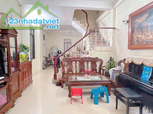 Bán nhà Phường Mai Dịch – Phân Lô – Vỉa hè – Lô góc – Ô tô tránh – 150m2 – 5 Tầng – 40 tỷ