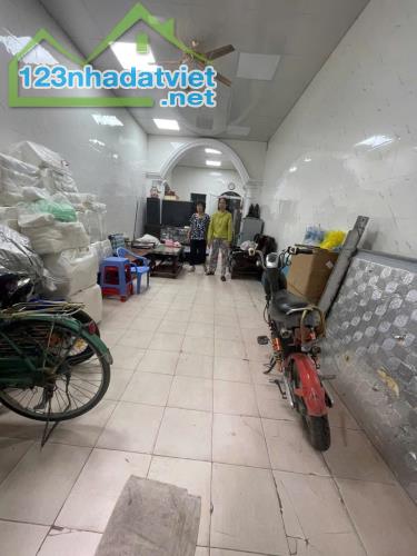 Bán nhà mặt phố Ngũ Xã, 85m2, mặt tiền gần 4m, nhỉnh 27 tỷ, ô tô tránh, vỉa hè, kinh