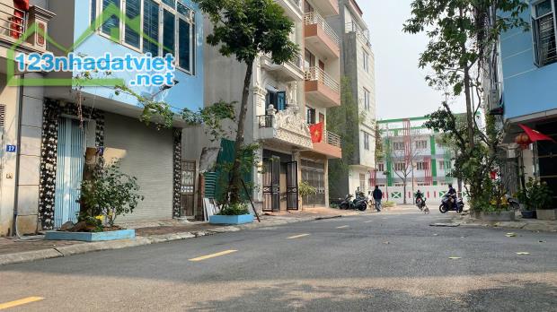 Bán nhà tái định cư Giang Biên – 42m², 4 tầng, ô tô tránh – Giá tốt nhất khu vực!