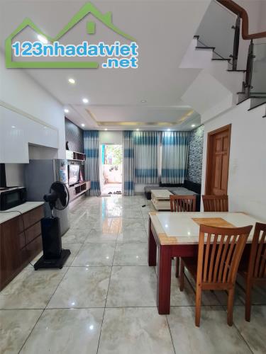 Nhà cho thuê quận 9, KDC cao cấp, DTSD 155m2, full nội thất, 3 tầng, 3 PN, giá 14tr có TL - 1