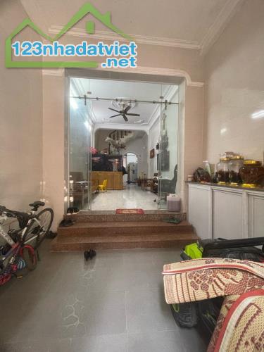 Bán nhà phố Định Công Thượng, Hoàng Mai 47m, 3 tầng. Giá: 8.4 tỷ