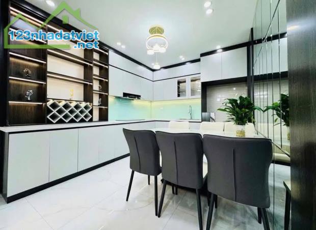 Nhà Đẹp Nhất Nguyễn Khánh Toàn 30m2 Ô Tô Dừng Đỗ Ngày Đêm Giá Hơn 5 Tỷ - 1