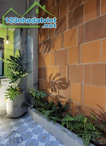 Nhà 3 tầng mới xây full nội thất xịn xò đường Âu Cơ . DT:71m . Ngang 4m5 . Giá : 3tỷ550 - 1