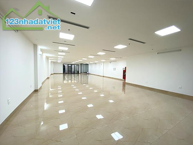 Cho Thuê Tòa Văn Phòng 9 Tầng MP Hàng Chuối. DT 230m2.MT 11m.Vị Trí Lô Góc. Giá 500tr/t - 2