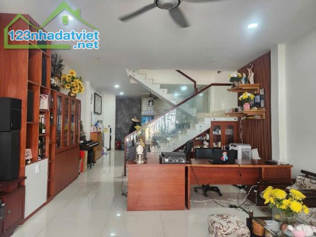 BÁN NHÀ :Đ. LÂM VĂN BỀN. Q 7. CẠNH CHỢ CX NH. DT: 75 M2. 2 TẦNG 3PN. GIÁ 8.8 TỶ.