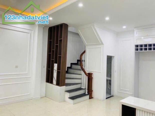 Bán nhà đường Lạc Long Quân, quận Tây Hồ, 5 tầng, mặt tiền 4,8m, vài bước ra hồ Tây