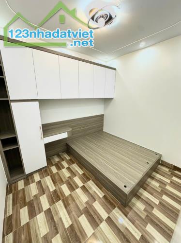 Bán nhà 2 tầng sạch đẹp mua bán vi bằng ngõ 229 Hàng Kênh - 1