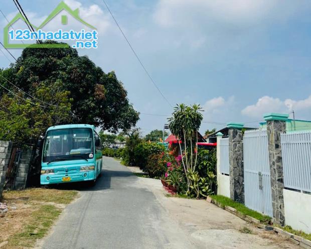 Bán Đất Mặt Tiền Số 16 Xã Tân Thông Hội, Diện Tích 329m2, Sổ Hồng Riêng